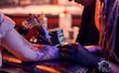 Egipto arresta a tatuadores por mostrar diseños en cuerpos de mujeres en TikTok