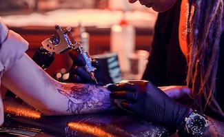 Egipto arresta a tatuadores por mostrar diseños en cuerpos de mujeres en TikTok