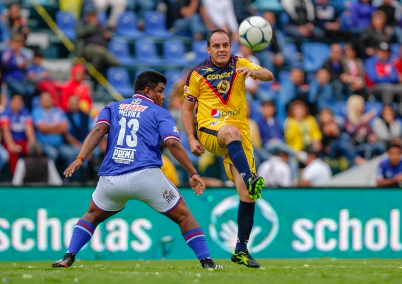 Jugador de fútbol con sobrepeso en acción