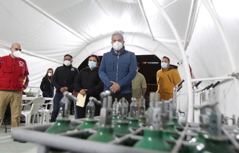 Entrega de tanques de oxígeno para hospital de campaña en CDMX