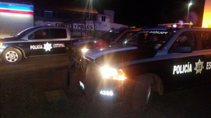 Policías mexicanos en una redada nocturna