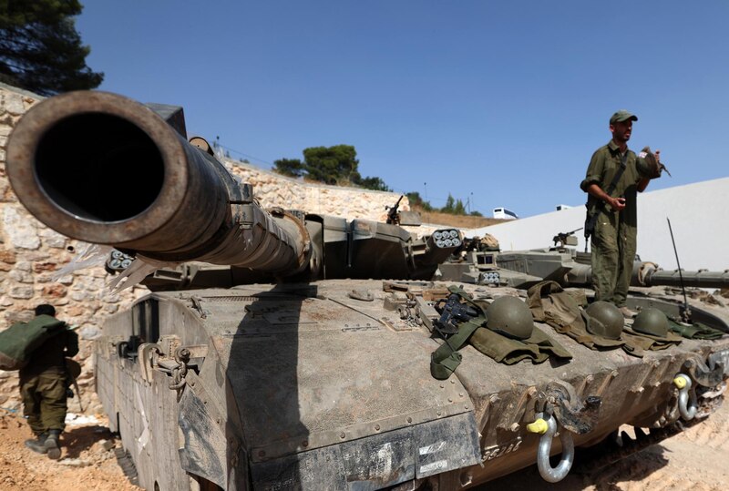 Soldados israelíes en un tanque