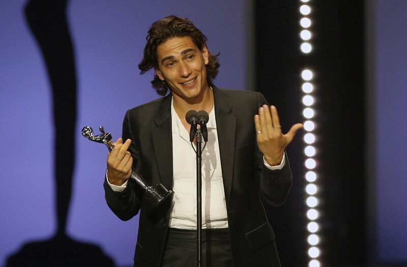 El actor español Álvaro Morte recibe el premio a Mejor Actor en los Premios Platino 2023