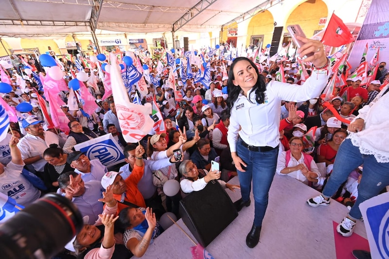 Candidata política se toma una selfie con sus simpatizantes