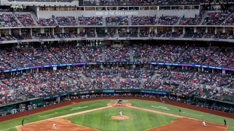 Juego de béisbol en el Globe Life Field