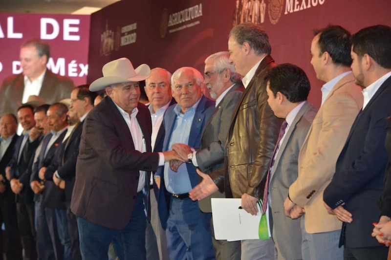 El Presidente de México, Enrique Peña Nieto, saluda a los asistentes a la inauguración de la Expo Agroalimentaria 2017.