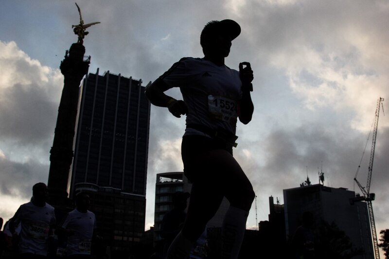 Alrededor de 42 mil de personas se dieron cita en la capital del país para participar en la edición 2018 del maratón de la Ciudad de México. Los kenianos Titus Ekiru; Edwin Kipngetich y Mathew Kipkoech, fueron la triada ganadora.