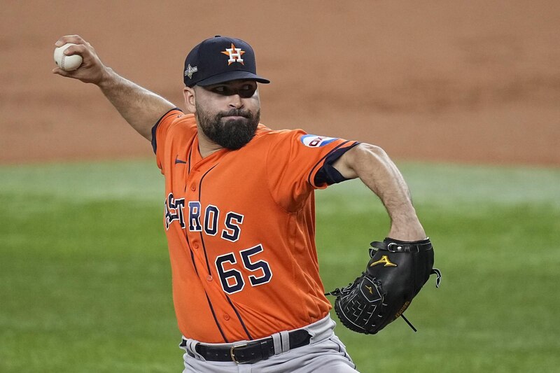 El lanzador de los Astros de Houston, Lance McCullers Jr., lanza la pelota durante el juego 4 de la Serie Mundial de 2021 contra los Bravos de Atlanta.