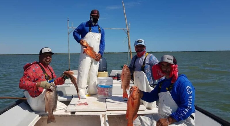 ¡Pescadores felices con su pesca del día!