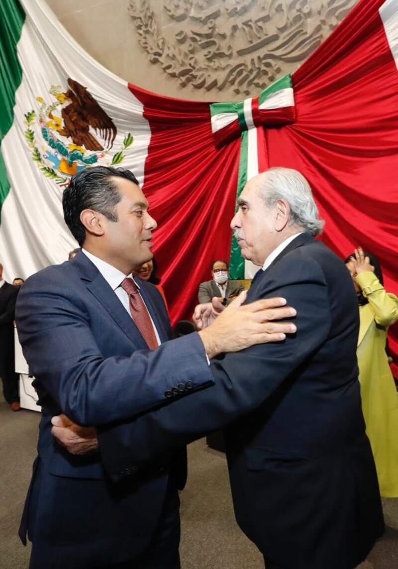 El presidente Andrés Manuel López Obrador saluda al presidente del Senado, Alejandro Armenta Mier.