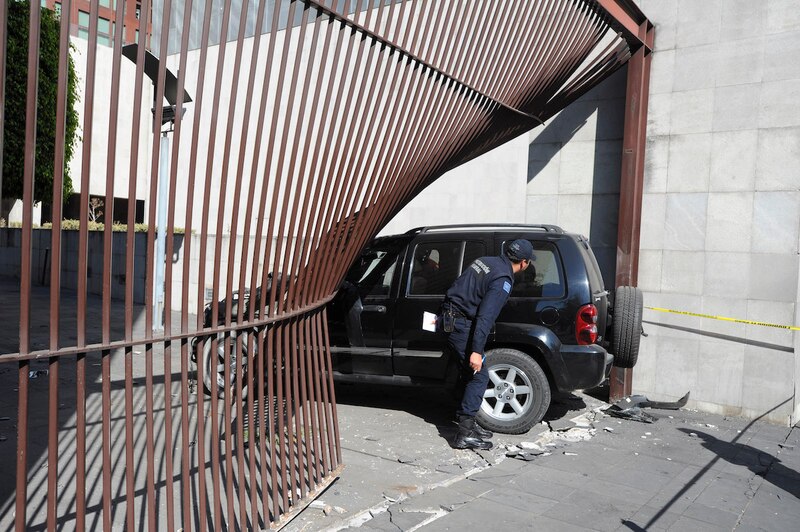 Accidente de coche contra una valla metálica