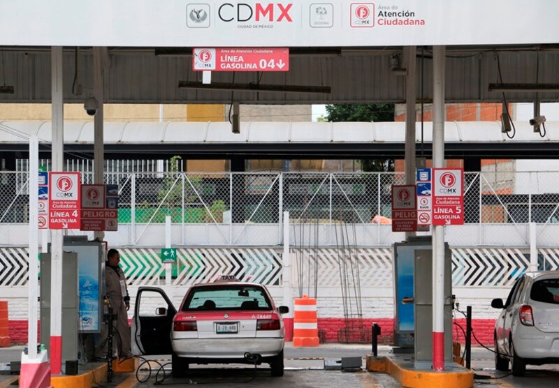Larga fila de espera en una gasolinera de la Ciudad de México