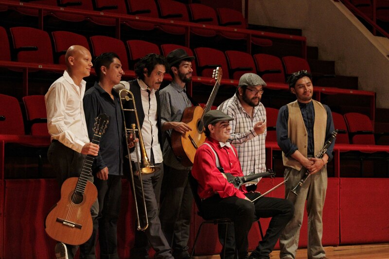 Grupo de músicos en un escenario