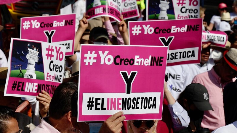 INE: Protestan contra iniciativa de AMLO