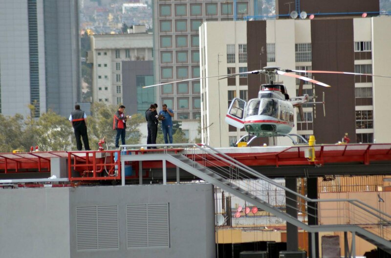 Helicóptero aterriza en el techo de un edificio en el centro de la ciudad.
