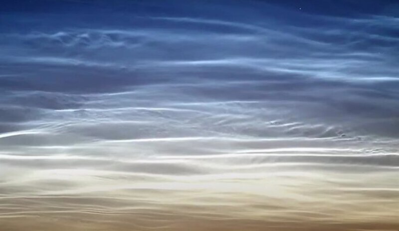 Nubes noctilucentes sobre el volcán Ubinas en Perú
