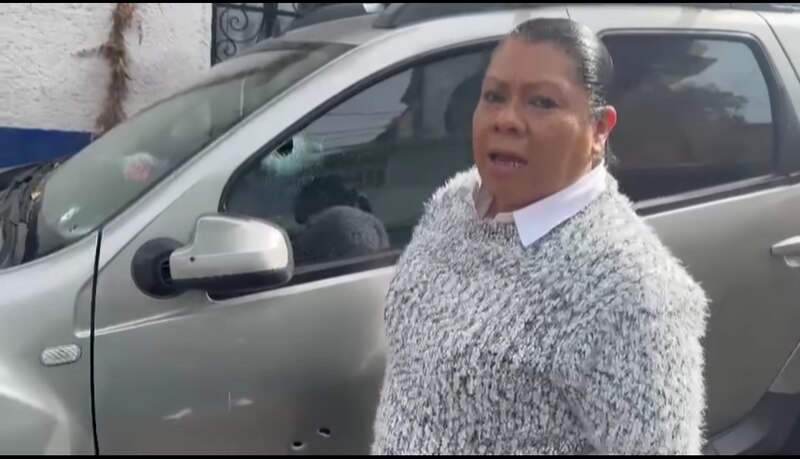 Mujer muestra su coche con impactos de bala tras ataque armado en su contra