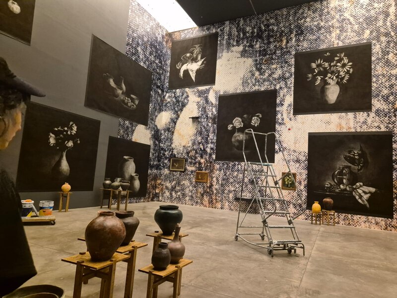 Instalación de arte contemporáneo con pinturas y esculturas.