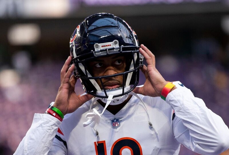 El mariscal de campo de los Chicago Bears, Justin Fields, observa la acción durante un partido de fútbol americano de la NFL contra los Minnesota Vikings el 18 de septiembre de 2022 en Minneapolis, Minnesota.