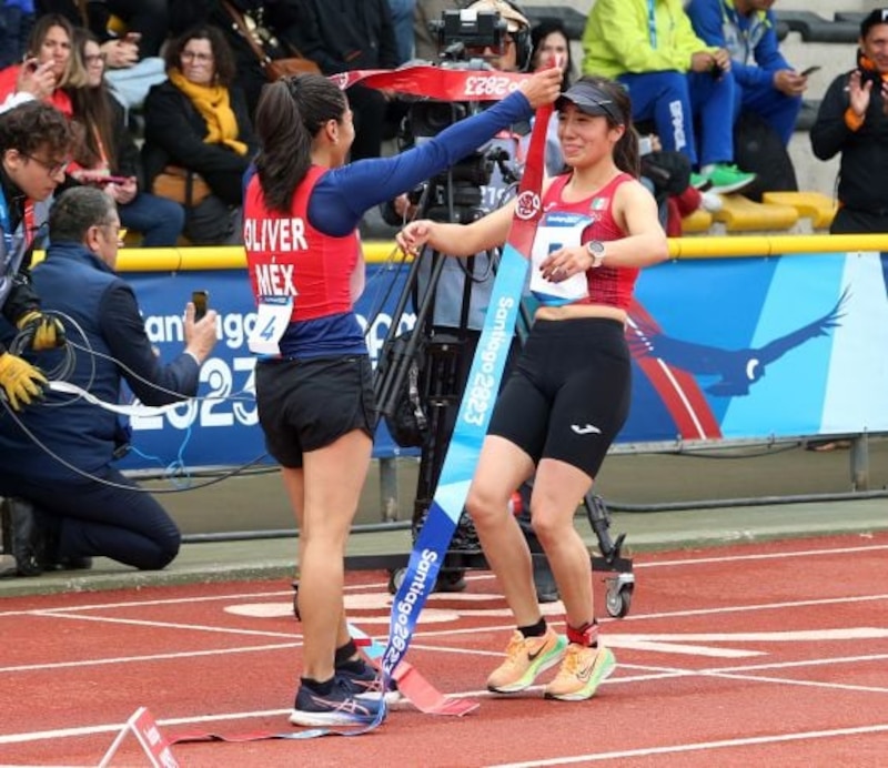 Atletas celebrando en la pista