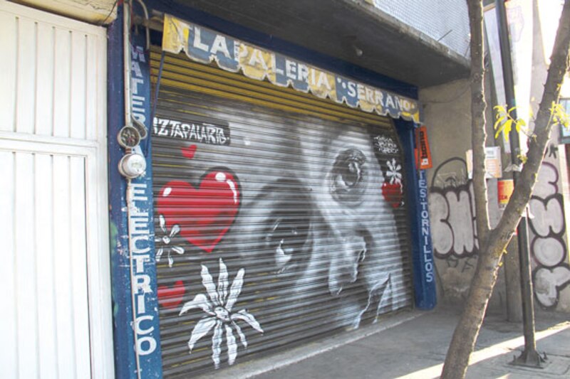 Un mural de una mujer con un corazón rojo en el ojo