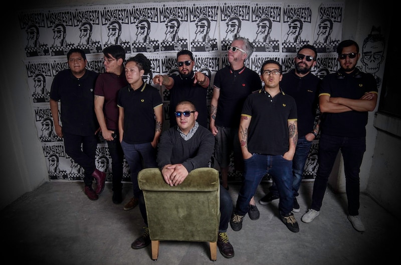Grupo de amigos posando para una foto