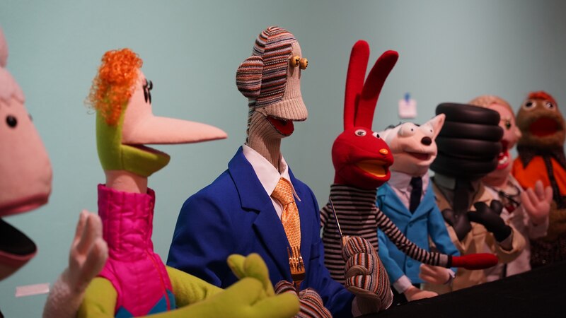 Marionetas en una mesa