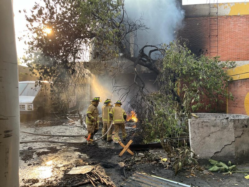 Bomberos apagan incendio en una fábrica