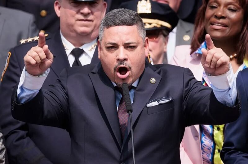 El alcalde de Nueva York, Eric Adams, pronuncia un discurso ante una multitud.