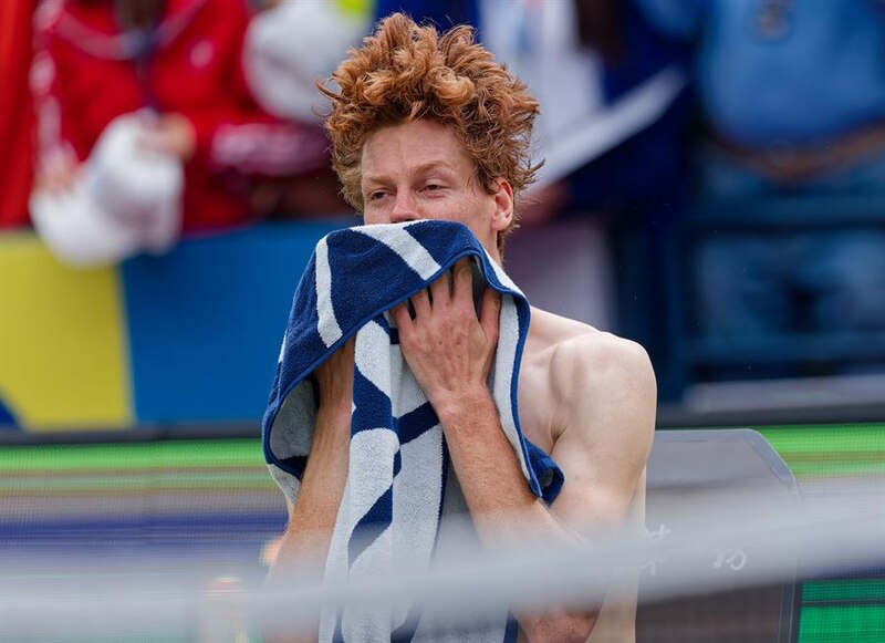 El nadador australiano Kyle Chalmers se seca el sudor con una toalla después de ganar la medalla de oro en los 100 metros libres masculinos en los Juegos Olímpicos de Tokio 2020.