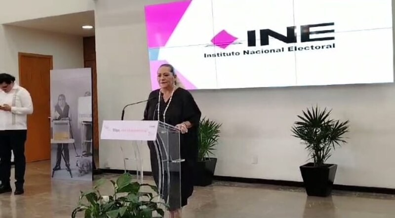 La presidenta del INE, Lorenzo Córdova, habla en una conferencia de prensa.