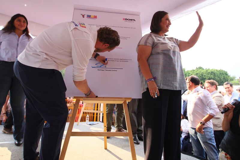 La alcaldesa de la Ciudad de México, Claudia Sheinbaum, y el alcalde de Benito Juárez, Santiago Taboada, firman un convenio de colaboración para mejorar la movilidad en la capital.