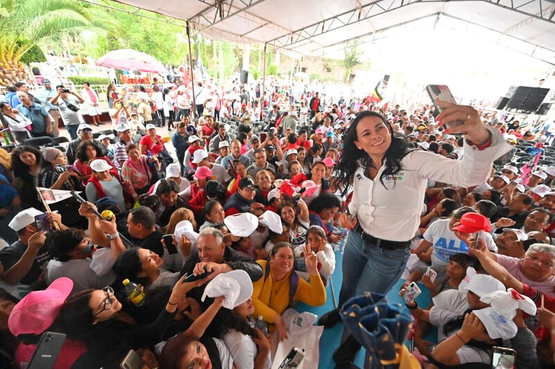 La candidata presidencial Beatriz Sánchez se toma una selfie con sus partidarios durante un mitin en Santiago de Chile.