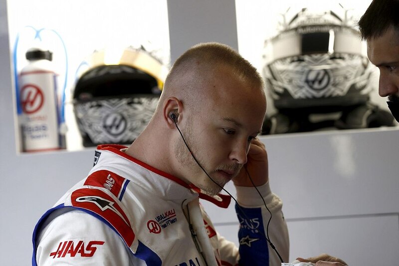 El piloto de automovilismo Valtteri Bottas se prepara para la carrera