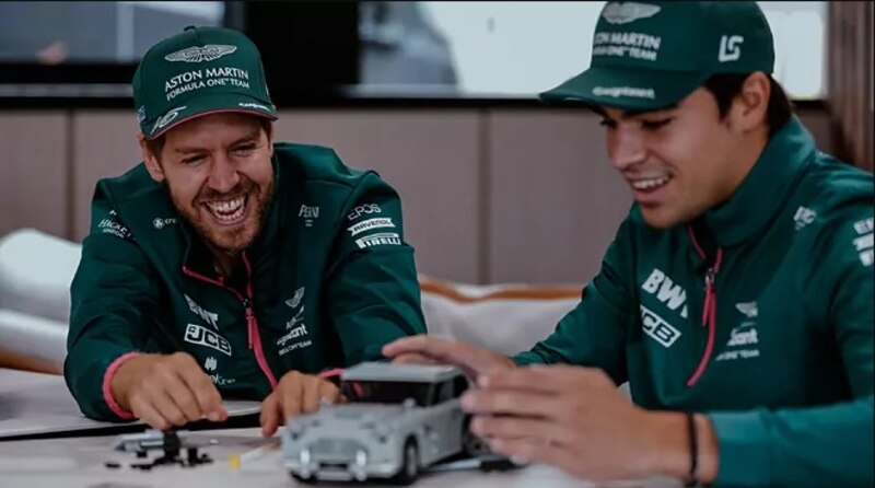Fernando Alonso y Lance Stroll, pilotos de Aston Martin, construyendo un coche de Lego.