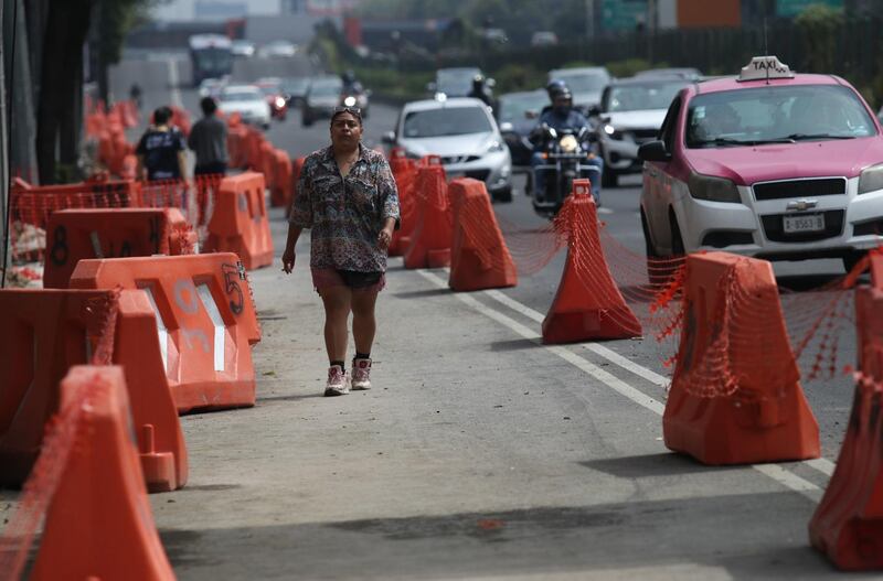 Una mujer camina sobre el nuevo carril en obras a un costado sobre las banquetas en Calzada de Tlalpan a la altura de metro chabacano, la cual será una nueva ciclovía que será inaugurada para el Mundial de Fútbol en 2026