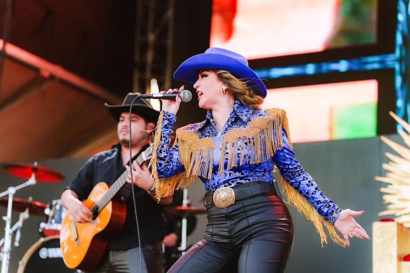 Ángela Aguilar cantando en un concierto