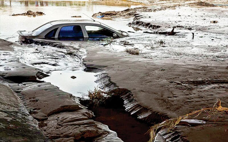 Coche atascado en el barro