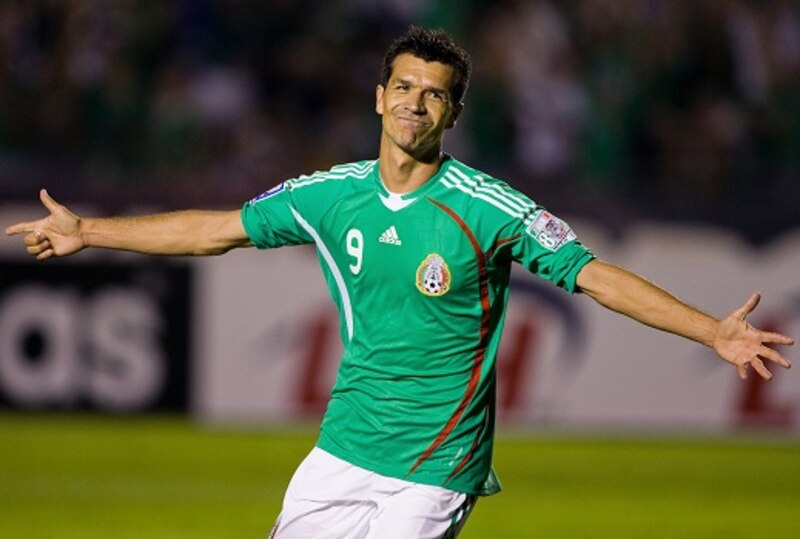 Javier Hernández celebrando un gol con la selección mexicana