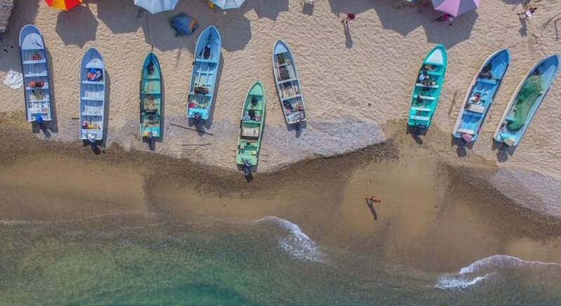 Embarcaciones en la orilla de la playa