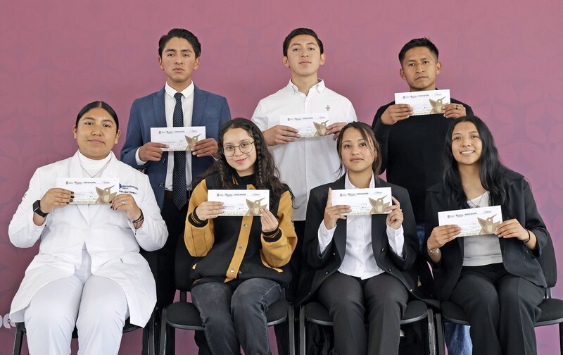Estudiantes reciben becas para estudiar en el extranjero