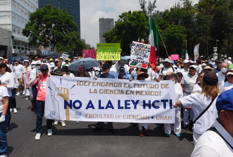 Title: Marcha en defensa de la ciencia en México