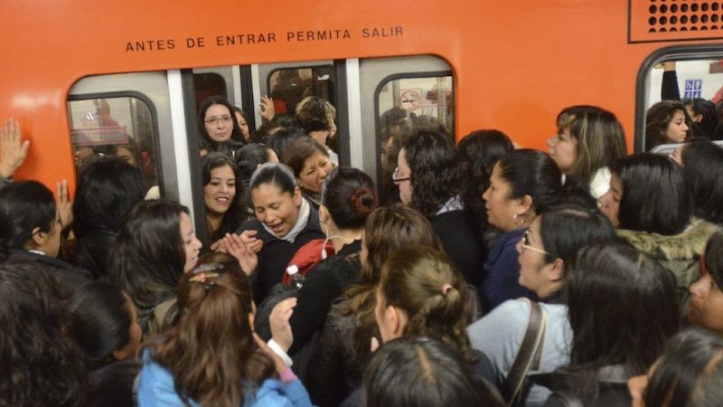 Mujeres en un vagón del metro de la Ciudad de México