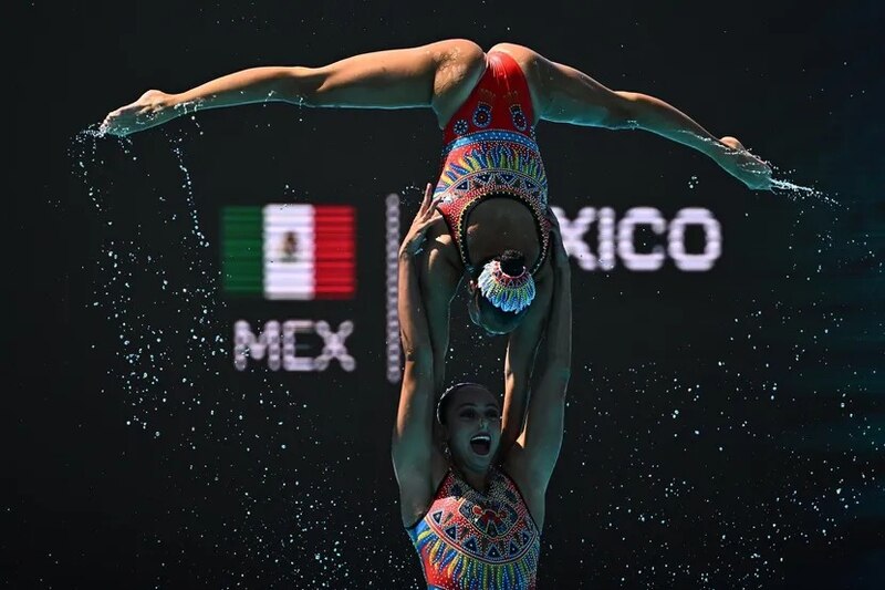 Clavadistas mexicanas realizan una rutina de nado sincronizado en los Juegos Olímpicos de Tokio 2020.