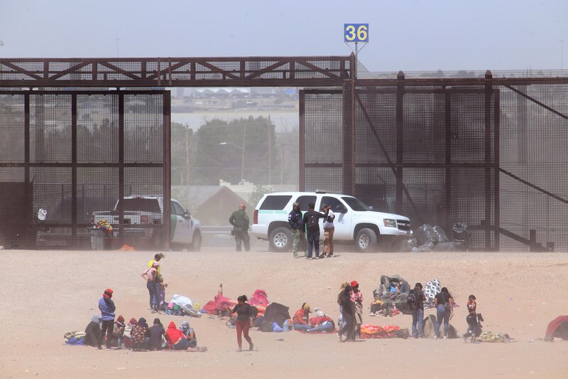 Migrantes esperan en la frontera de Estados Unidos