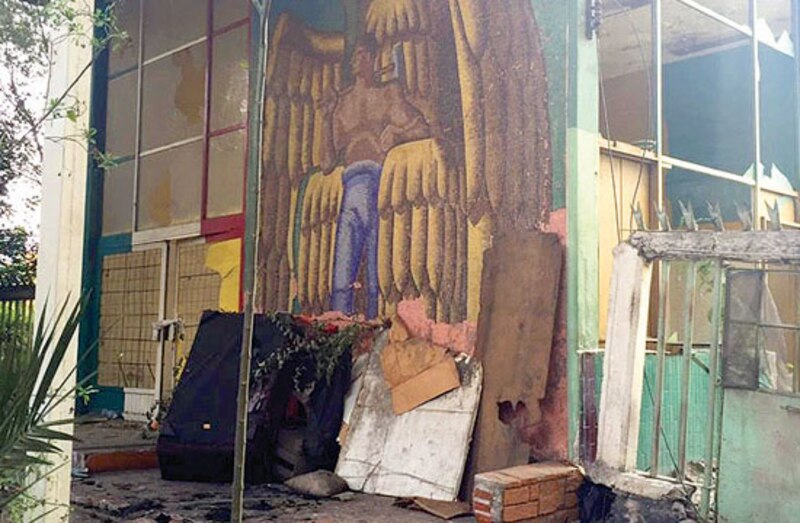Mural deteriorado de un edificio abandonado