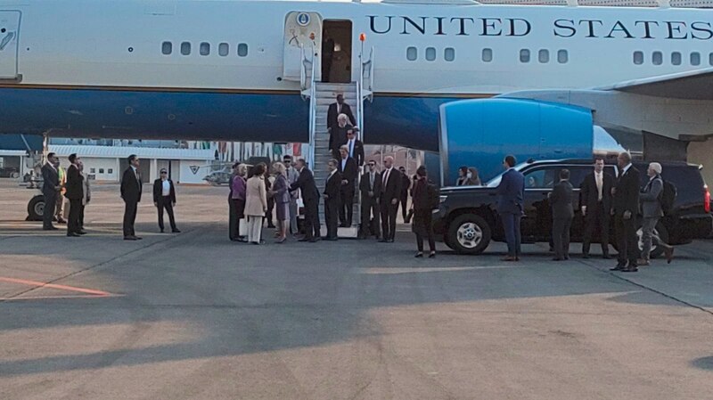 El presidente de los Estados Unidos, Joe Biden, saluda a los funcionarios mexicanos en el Aeropuerto Internacional de la Ciudad de México.