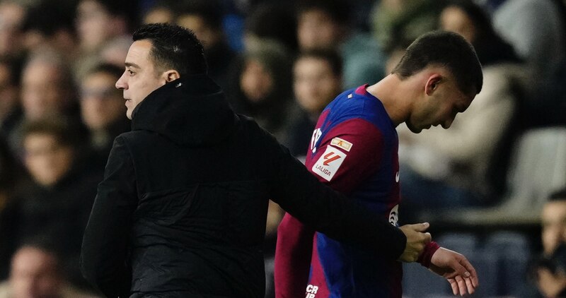 El entrenador del Barcelona, Xavi Hernández, consuela a un jugador tras la derrota del equipo