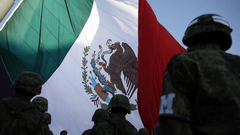 Soldados mexicanos rinden honores a la bandera