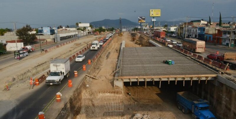 Construcción de un puente vehicular en una zona urbana
